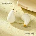 Detail view of teardrop earrings with dimensions 2.7cm and weight 7.8g information - Teardrop / White