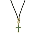Gouden kruis ketting met groene zirkoon en bloemdetail aan zwart gevlochten koord - Groen (CN0087YH Groen)