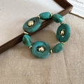 Bracciale in resina turchese irregolare con accenti in metallo dorato lucido e marmo - Bracciale-Verde