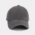 Detalle frontal de gorra de béisbol gris oscuro en sarga de algodón con visera curva - Gris