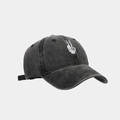 Détail de la broderie main de squelette blanche sur casquette baseball rétro délavée noire - Réglable / Noir