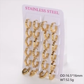 Detail von zwölf Paar 18K vergoldeten Blumen-Ohrringen auf einer weißen Displaykarte - Drahtdurchmesser 3mm Außendurchmesser 16.5*16mm / Gold