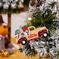 Nahaufnahme eines hölzernen Weihnachts-LKW-Anhängers mit Gnomen an einem verschneiten Baum - Seite Stil A