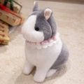 Peluche a forma di coniglietto grigio e bianco con pizzo su tappeto beige - Ciondolo 14cm / Grigio