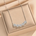 Silberne Halskette mit fünf Smiley-Anhängern und blauen Kristallaugen in einer Box - Silberne Smile Face Halskette (321)