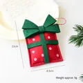 Mini kerstcadeauzakje van vilt in rood met witte stippen en groene strik 11x8,5cm - Stippen Cadeauzakje