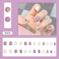 Set di unghie finte corte quadrate viola e bianche con glitter e dettagli paillettes - Paillettes Viola (R426)