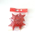 Set di quattro stelle di Natale rosse traforate con cordini dorati per decorare l'albero - Rosso