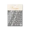 Detailopname van witte bloemen 5D-nagelstickers met rode kern in de winkelverpakking - Geglazuurde bloem (to891)