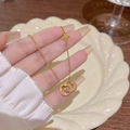Collana in acciaio al titanio dorato con doppi anelli intrecciati e ciondoli a quadrifoglio - Stile con Motivo a Doppio Anello (X770) / Oro