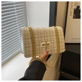 Dettaglio della borsa a tracolla in tweed con catena dorata e chiusura a girello ovale - Bianco