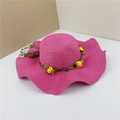 Chapeau de soleil en paille rose avec bord ondulé, petites abeilles et guirlande de feuilles - Rose rouge