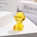 Macro d'une figurine de serpent en verre jaune avec transparence de cristal et fini brillant - Serpent du Zodiaque / 5cm / Jaune d'Or