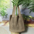 Borsa tote in maglia traforata color kaki intrecciata a mano con ampia tracolla in scena - Beige Scuro