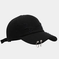 Berretto da baseball in denim nero con anelli metallici e dettagli strappati stile street - Regolabile / Nero Con Doppi Anelli Argento Stile Consumato / Nero