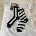 Klassische Baumwollsocken in Schwarz und Weiß gestreift mit asymmetrischem Design - Einheitsgröße / Schwarz-weiße Streifen