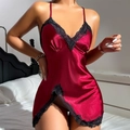 Rotes Satin-Nachthemd mit schwarzem Spitzenbesatz und schmaler Passform für Damen - S / Rot