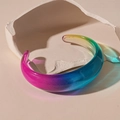 Armreif aus Acryl mit Farbverlauf in Rosa und Blau und Glitzer auf Sandhintergrund - Bunter Dicker Offener Stil (42#)