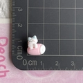 Vista dettagliata di un ciondolo a forma di gatto in resina da 1,5 cm per fai da te - Orsetto seduto su caramella rosa