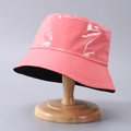 Dettaglio cappello alla pescatora in ecopelle rosa lucida con cuciture e fodera nera - Taglia unica / Rosa Pesca