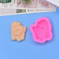 Detail der rosa Silikonform Weihnachtsmann mit fertigen Kerzentexturen und flexiblem Design - Winkender Weihnachtsmann (3) / Rosa