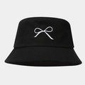 Dettaglio ravvicinato di un cappello alla pescatora nero con ricamo a fiocco bianco su tessuto - Taglia unica / Nero