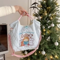 Lichtblauwe gewatteerde crossbodytas met schattig borduursel en roze hengsels - Lichtblauw Lezend Meisje
