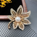 Élégante broche feuille dorée avec perle blanche et strass brillants incrustés - BZ024 Feuille Creuse