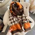 Πυκνό κασκόλ houndstooth με κρόσσια σε καφέ και πορτοκαλί αποχρώσεις πάνω σε καρέκλα - Καφέ