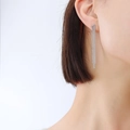 Minimalistische silberne lange Quastenohrringe mit vertikalen Kugelkettchen für Damen - Stahlfarbe