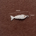 Silberner Fisch-Anhänger mit Schuppenstruktur und orangem Stein für DIY-Schmuck - Silber / Mittel / Einzelstück