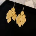 Detailansicht langer goldener Blatt-Ohrhänger in einer luxuriösen Schmuckschachtel - 1# Ohrhaken - Goldene Blatt-Quaste