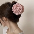 Roze stoffen roos haarclip gedragen door een model voor een elegant kapsel - Roze Roos