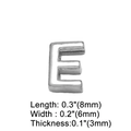Dettaglio del ciondolo lettera E d'argento con dimensioni 8x6mm per gioielli fai da te - Lettera E