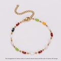 Dettaglio del bracciale a catena dorata con pietre naturali rettangolari multicolori - Bracciale