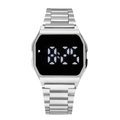 Digitale LED-Uhr mit silbernem Metallband und quadratischem Gehäuse auf weißem Hintergrund - Silber