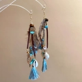 Macro de pendientes bohemios con borlas plumas conchas y cuentas turquesas - Ganchos para las orejas bohemios con borlas azules y café, plumas y conchas
