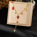 Collier en acier doré avec des charms colorés en forme de fraise et de pastèque - Style Thème Fruits (N3509)
