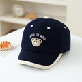 Broderie détaillée d'ours et texte sur casquette en coton bleu marine avec bord crème - 48-50cm(1-3 ans) / Bleu marine