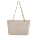 Borsa tote beige a scacchi minimalista con tracolla a catena dorata su sfondo bianco - Bianco