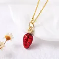 Elegante vergoldete Halskette mit einem roten himbeerförmigen Anhänger im Stil C - Erdbeere (Stil C)