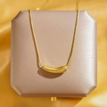 Collier doré avec pendentif incurvé fluide et boîte à bijoux élégante sur soie - Aubergine Dorée