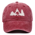 Vue détaillée de la broderie Sasquatch blanche sur casquette en jean rouge délavé - Taille unique / Bordeaux