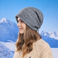 Bonnet en maille rayée gris pour femme avec écusson logo et détails pailletés brillants - Gris clair
