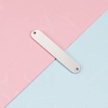 Dettaglio di un ciondolo a barra lunga in acciaio inox argento con doppi fori per gioielli - Color Acciaio