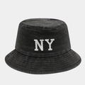 Dettaglio del ricamo bianco NY sul cappello a secchiello in cotone lavato nero liscio - M(56-58cm) / Nero