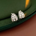 Macro di orecchini a goccia in argento con perle e zirconi su velluto verde - Argento (Perno in argento)