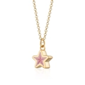 Dettaglio di una collana placcata oro 18k con ciondolo a stella in smalto rosa su bianco - Stella/Rosa