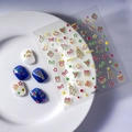 Autocollants nail art de Noël en relief avec sapins et cloches sur une assiette en céramique - Thème festif des vacances de Noël (FEB-572)