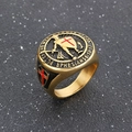 Dettaglio dell'anello scudo Templare dorato con versetto biblico Efesini 6:13-17 inciso - US 7 / Oro